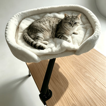 猫用デスクベッドでくつろぐ猫