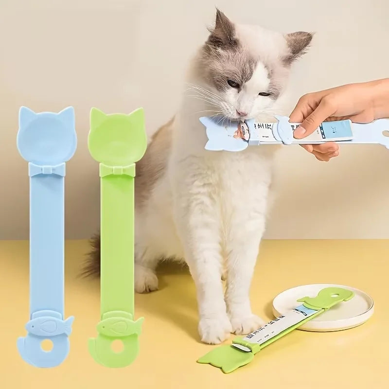スティックおやつをホルダーで猫にあげている様子
