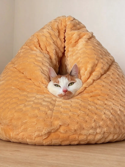 しずく型猫ハウス寝袋に入る猫