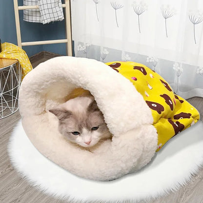 ポケット型猫寝袋に入って顔だけ出す猫