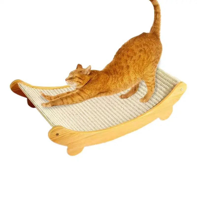 サイザル麻の面で爪を研ぐ猫