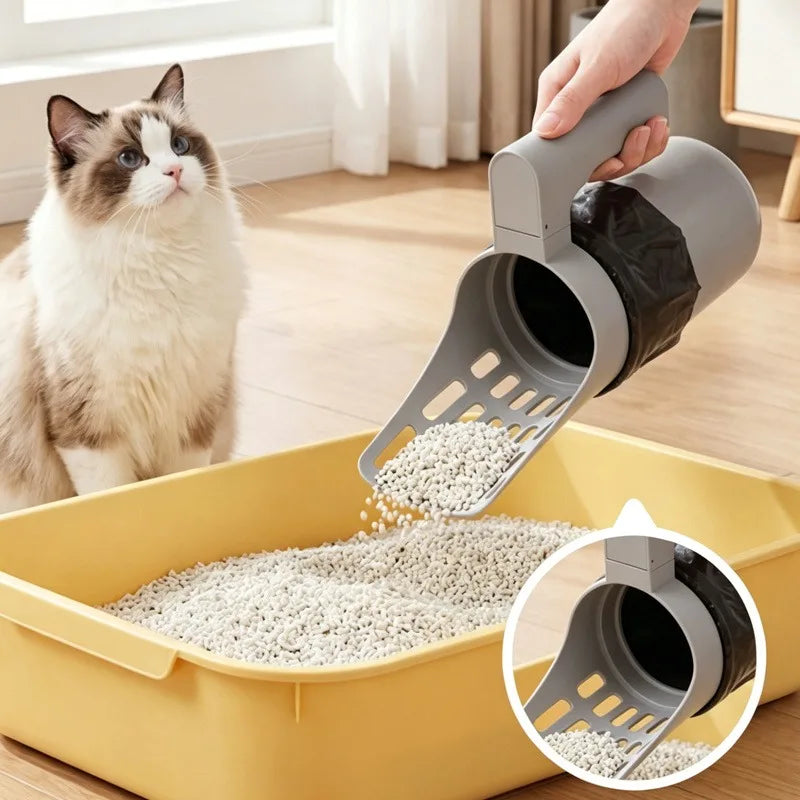 猫砂スコップ バッグに移す様子