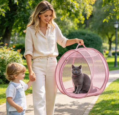 猫用お出かけテントを持ち運ぶ様子